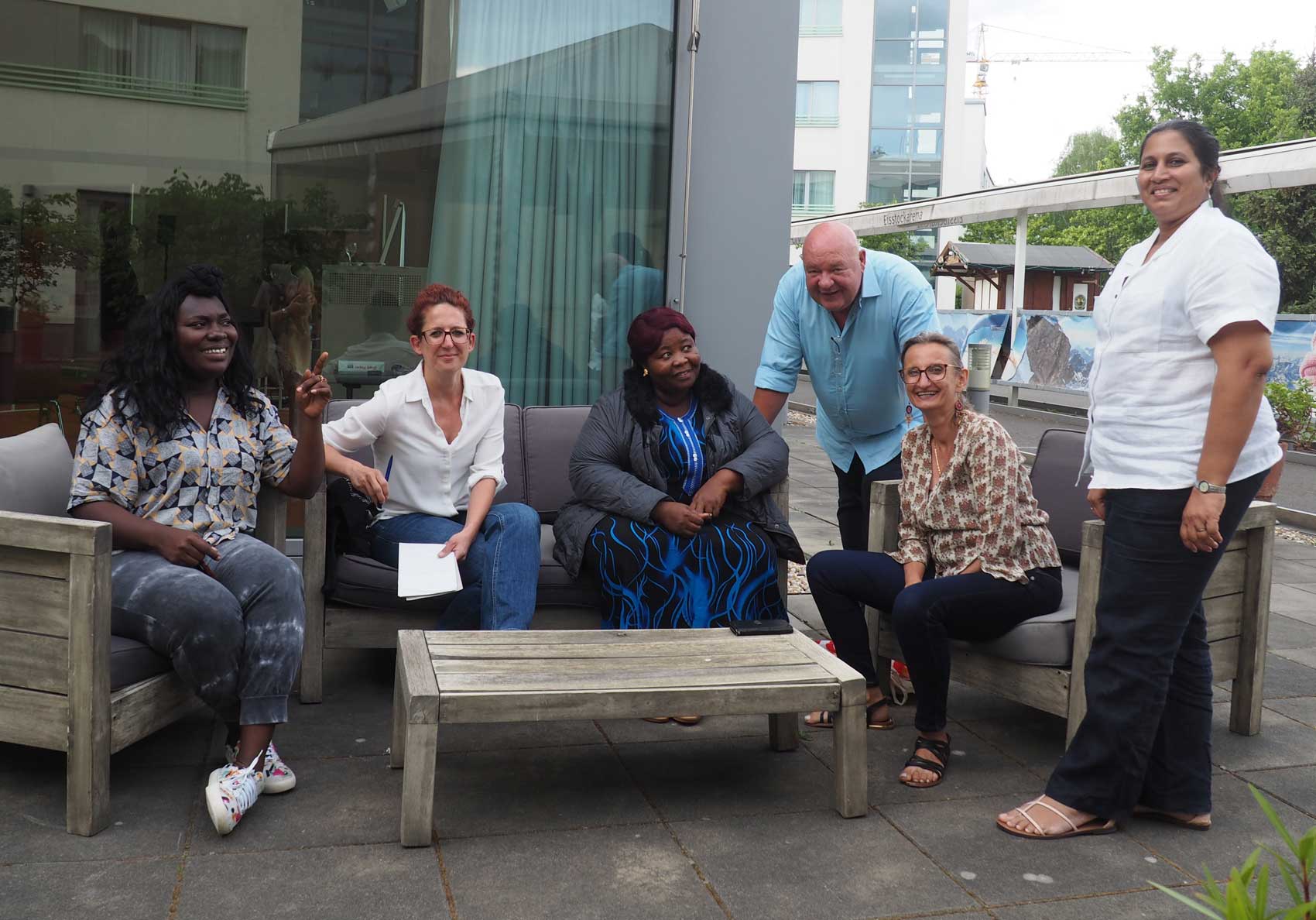 Dr. Friederike Repnik (2. v. l.) mit Vertreter*innen des AGIAMONDO-ZFD aus Liberia, Sri Lanka und Kolumbien