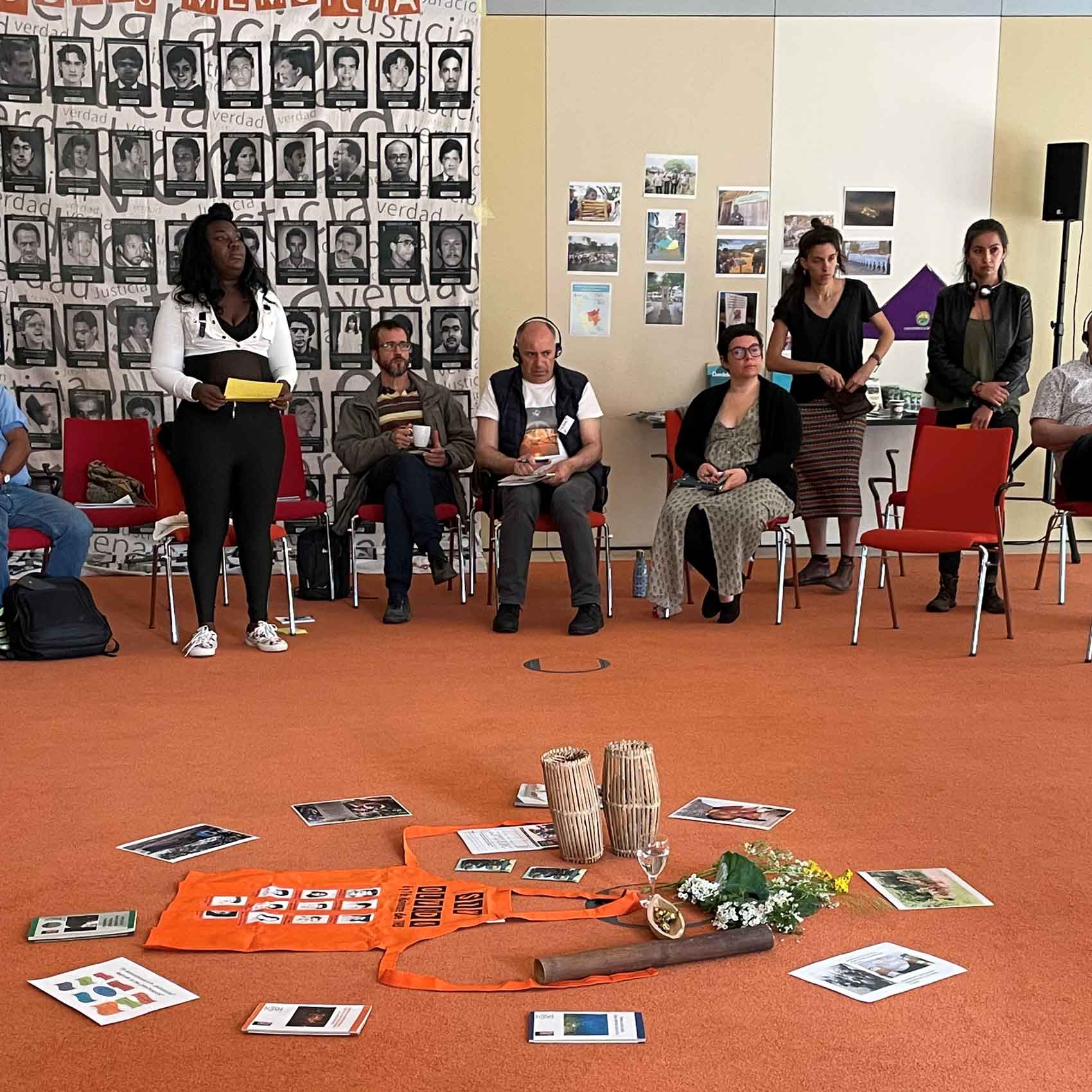 Austausch im Plenum zur Präsentation der ZFD-Vertreter*innen von AGIAMONDO und Peace Brigades International aus Kolumbien