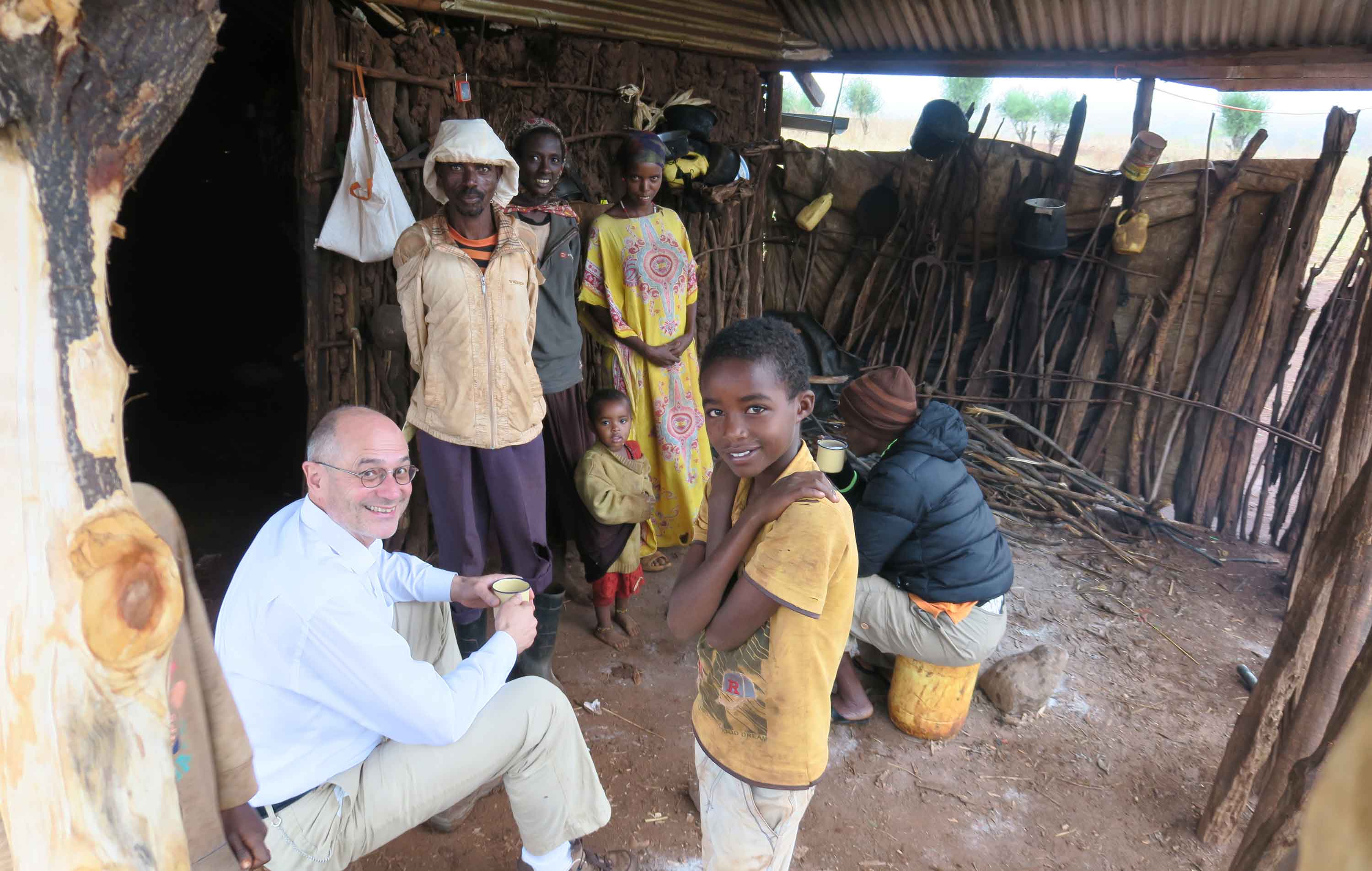 Ein Teilnehmer eines Exposure- und Dialogprogramms in Kenia mit seinen Gastgeber*innen