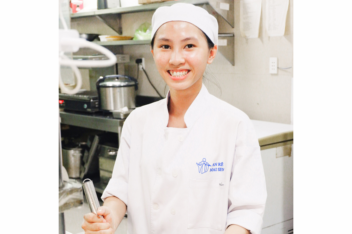 Ngyuen Thi Thanh Tam macht eine Ausbildung zur Köchin.