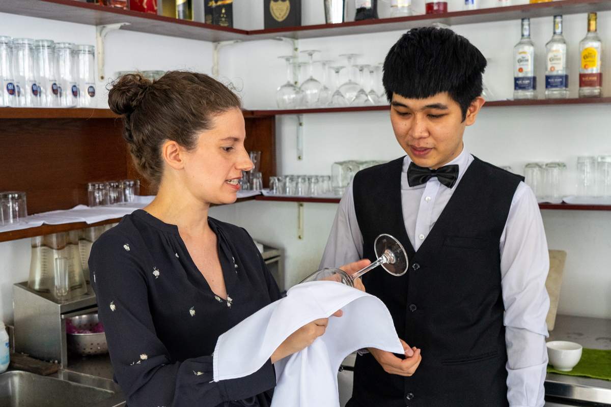 Julia Berghs im Gespräch mit dem Auszubildenden Lam Trung Dung