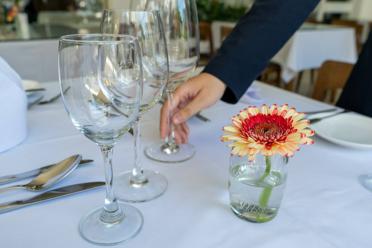 In der Grundausbildung wird auch vermittelt, wie man einen Tisch gastlich eindeckt.