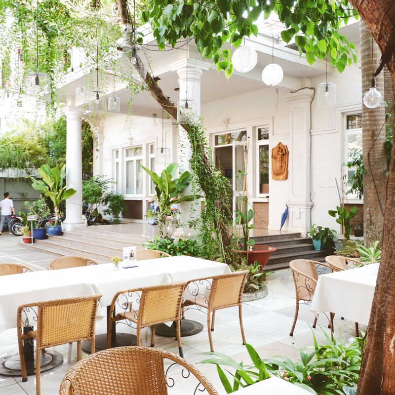 Blick auf die Außenterrasse des Bistros, hier lernen die Auszubildenden die gastronomischen Grundlagen.