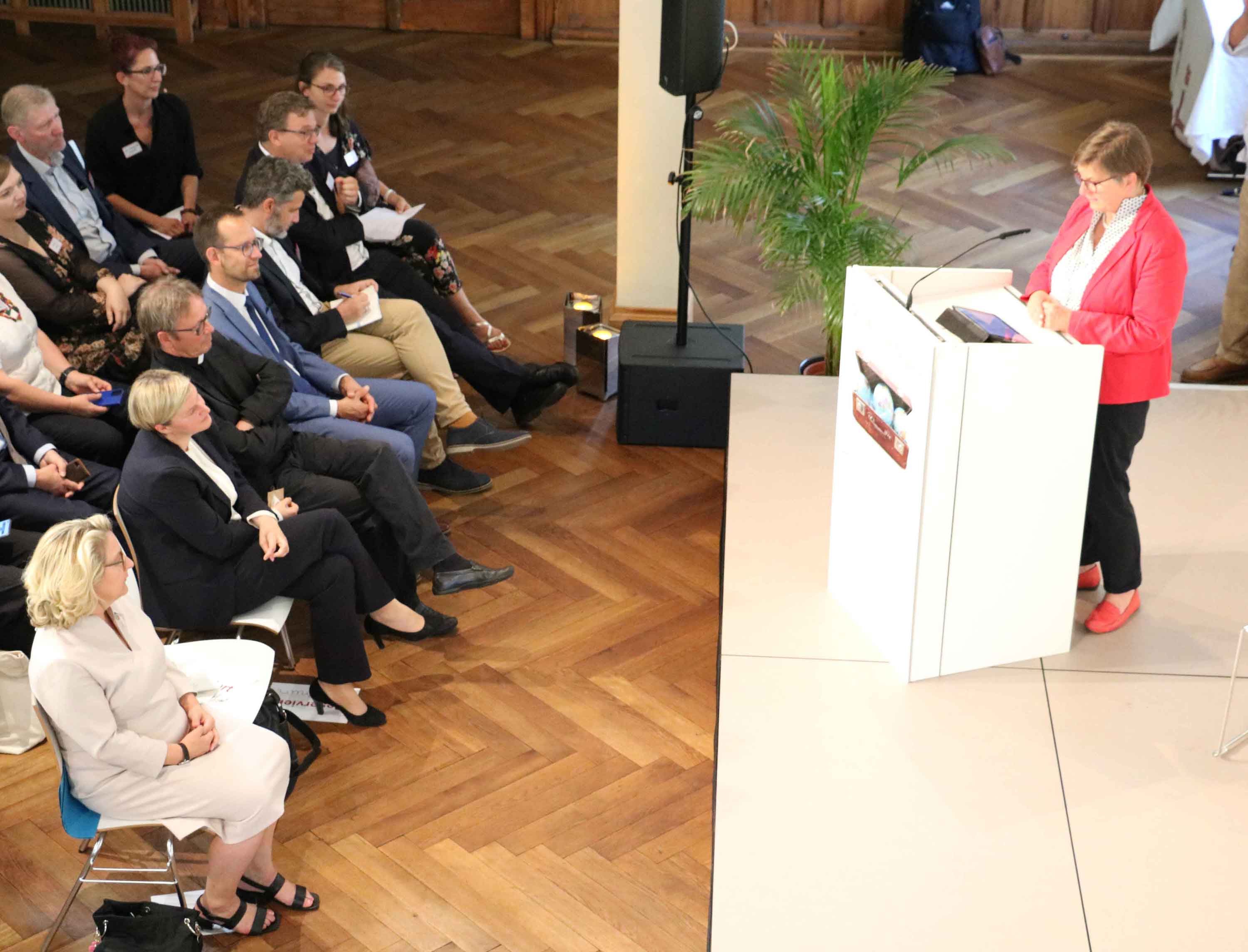 AGIAMONDO-Geschäftsführerin Dr. Claudia Lücking-Michel bei der Begrüßung