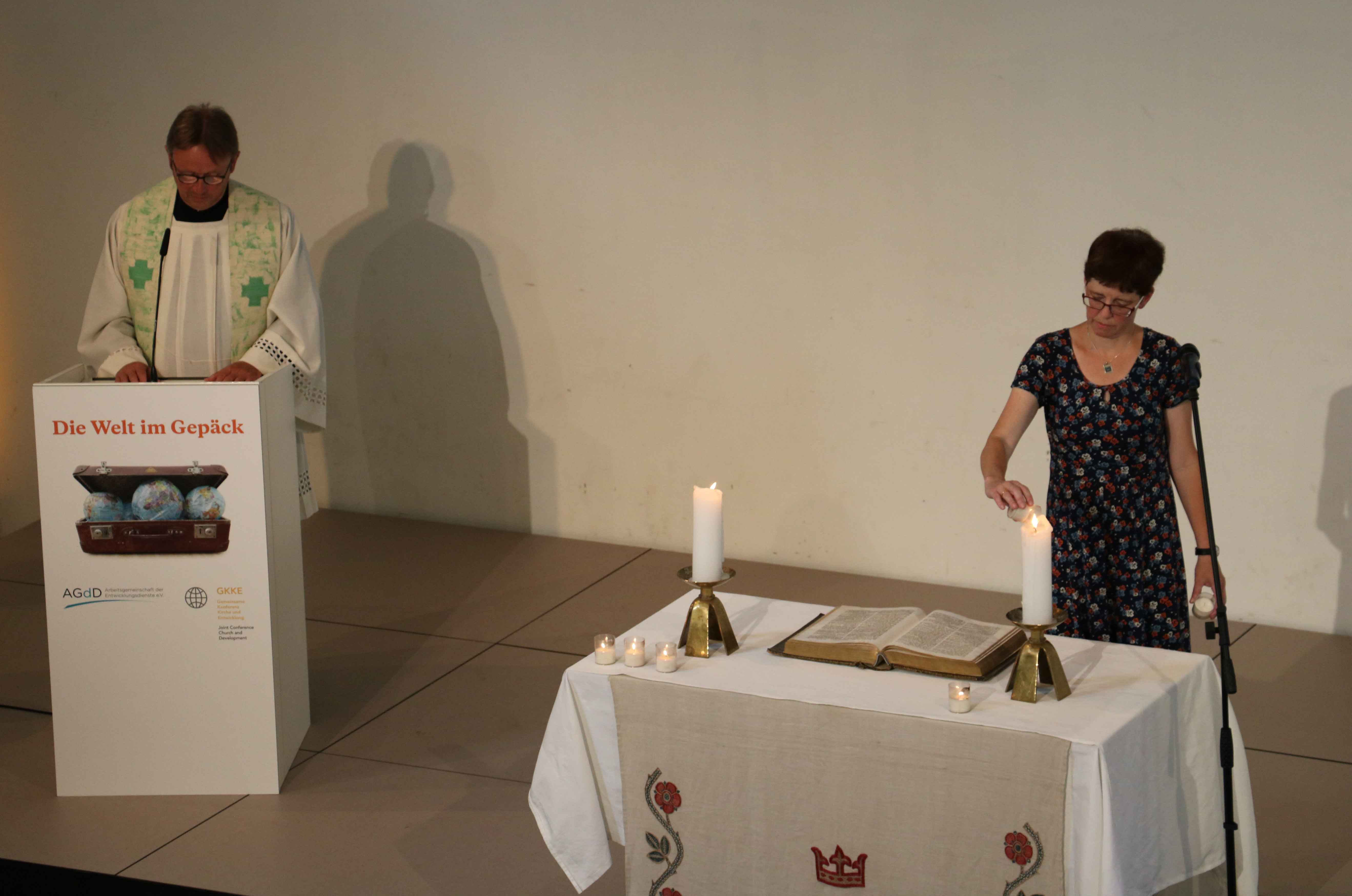 Beim Gottesdienst wurde auch der während ihres Entwicklungsdienstes verstorbenen Fachkräfte gedacht.