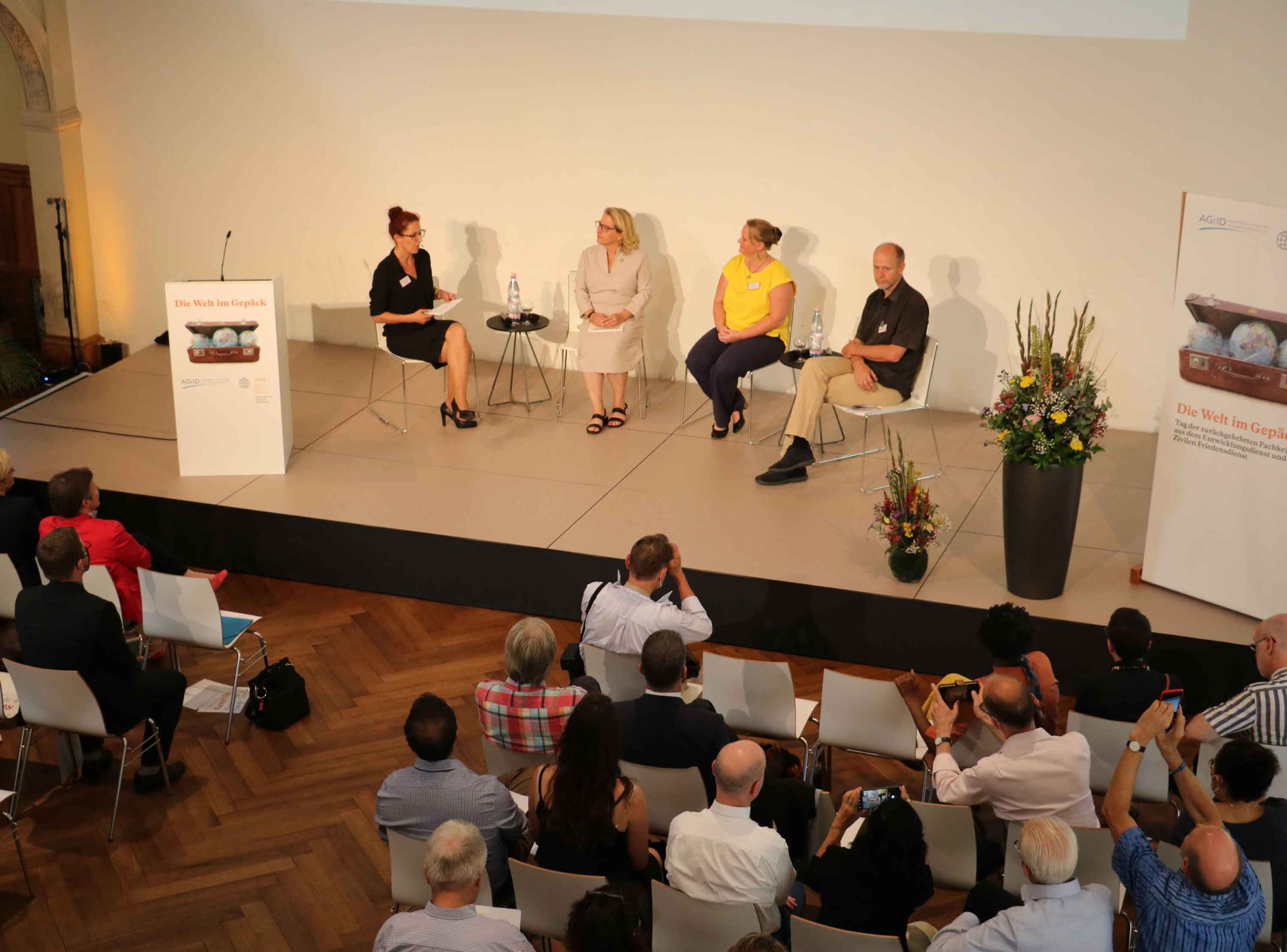 Podiumsdiskussion mit Ministerin Schulze, moderiert von Dr. Friederike Repnik, Beraterin auf Zeit bei AGIAMONDO