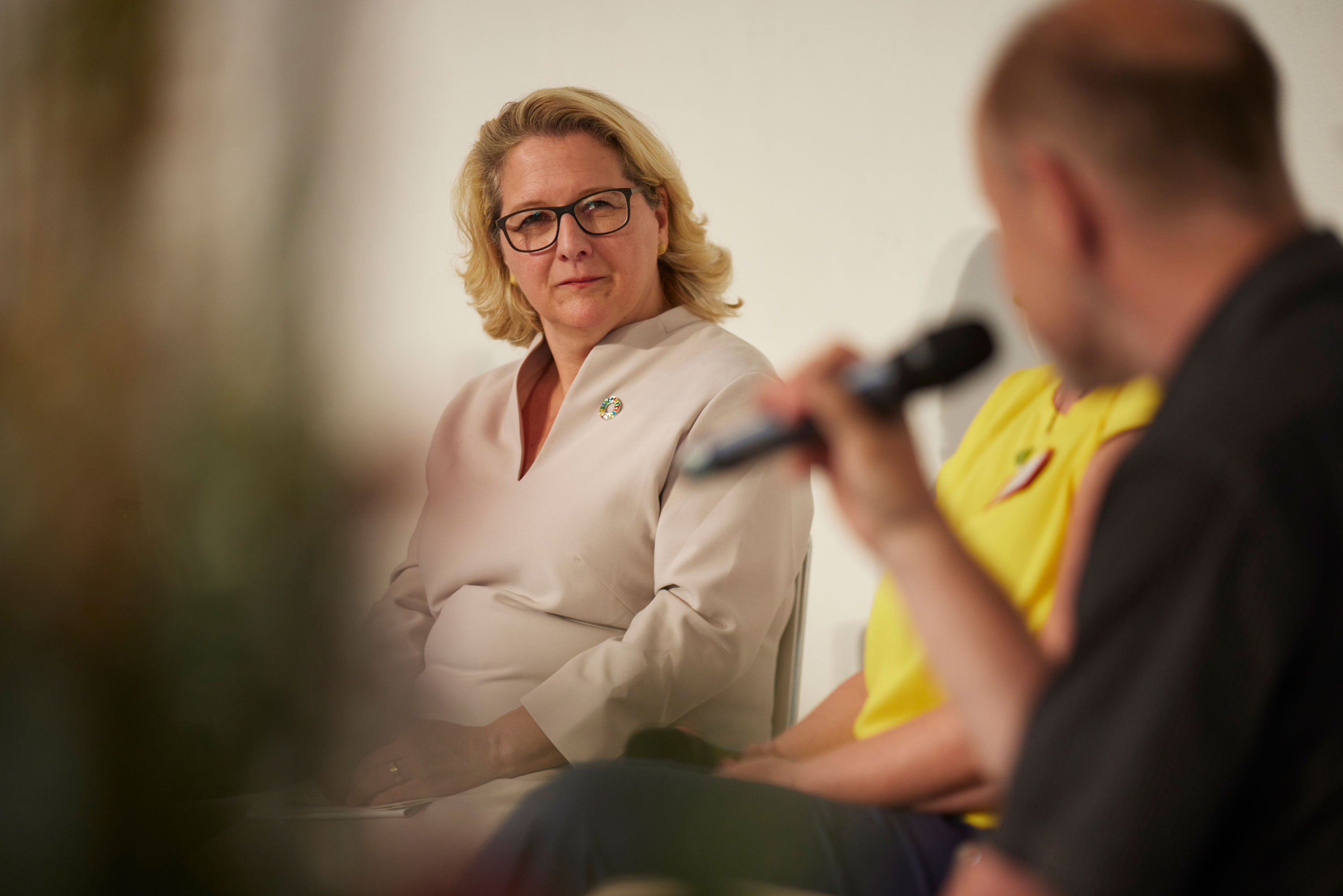 Die Ministerin mit Fachkräften auf dem Podium