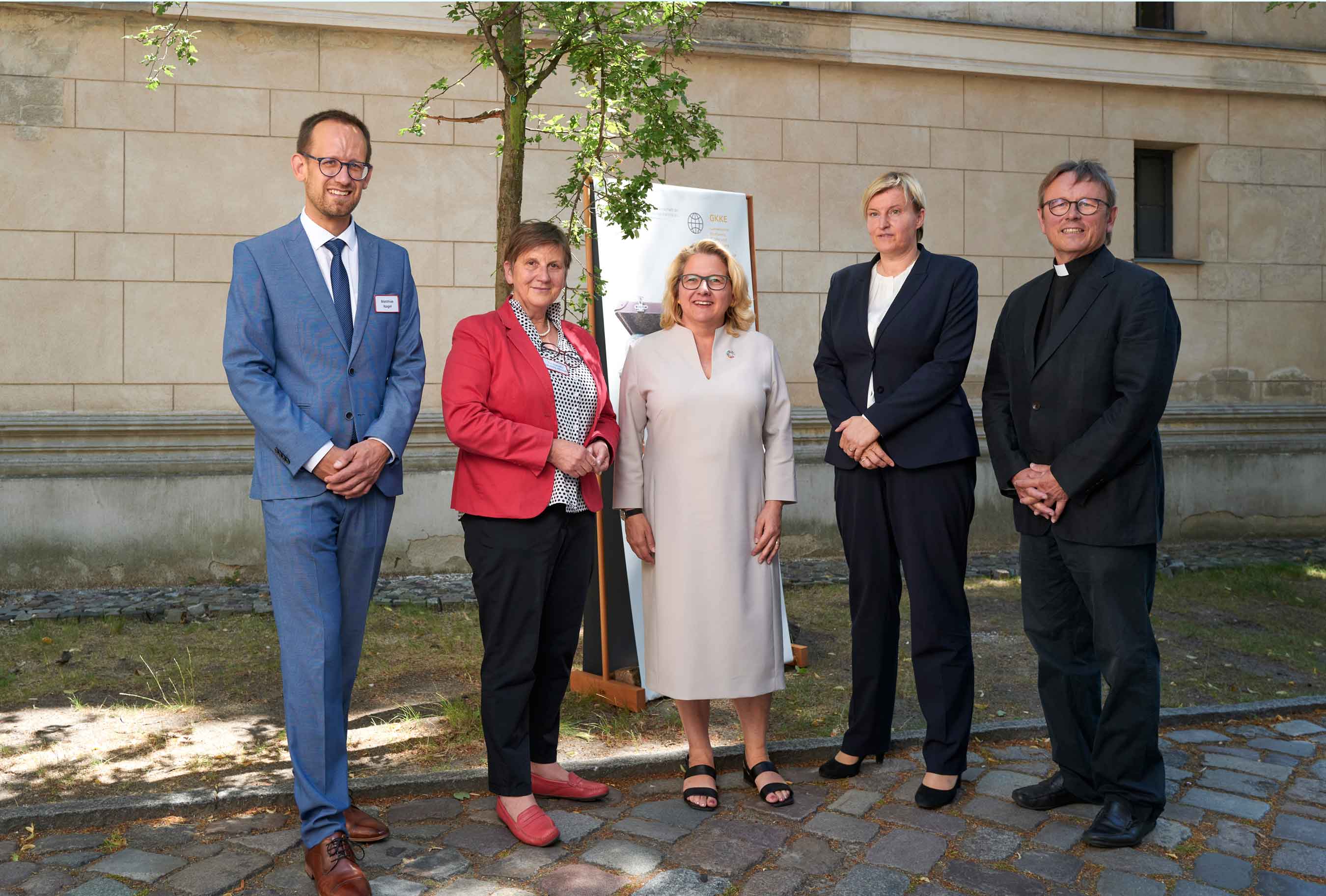 Die Ministerin (Mitte) mit Matthias Nagel von Coworkers, Dr. Claudia Lücking-Michel von AGIAMONDO, Pfarrerin Dr. Dagmar Pruin und Prälat Dr. Karl Jüsten (v. l. n. r.)