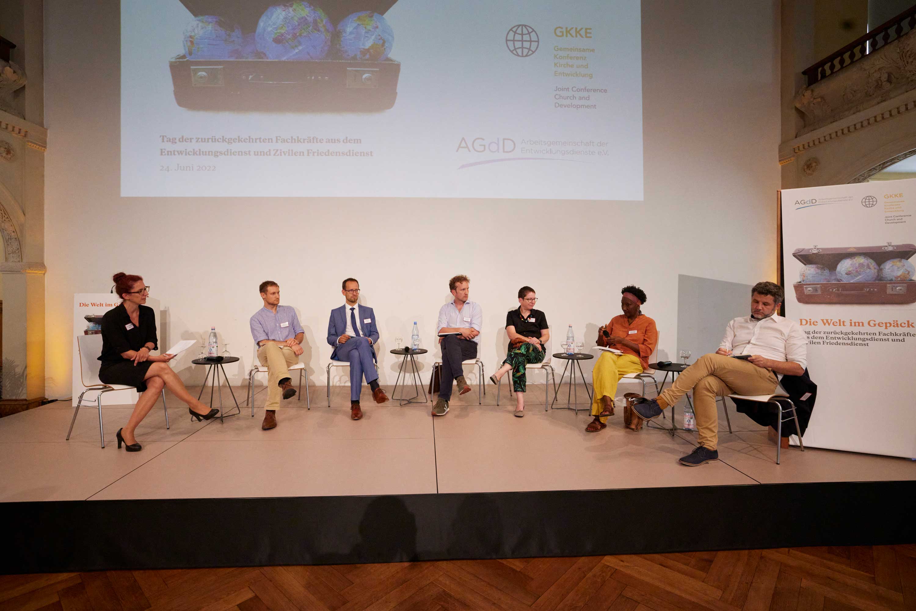 Dr. Friederike Repnik, Beraterin auf Zeit zum Thema Gewaltbelastete Vergangenheit und Versöhnung (links) moderiert die Podiumsdiskussionen.