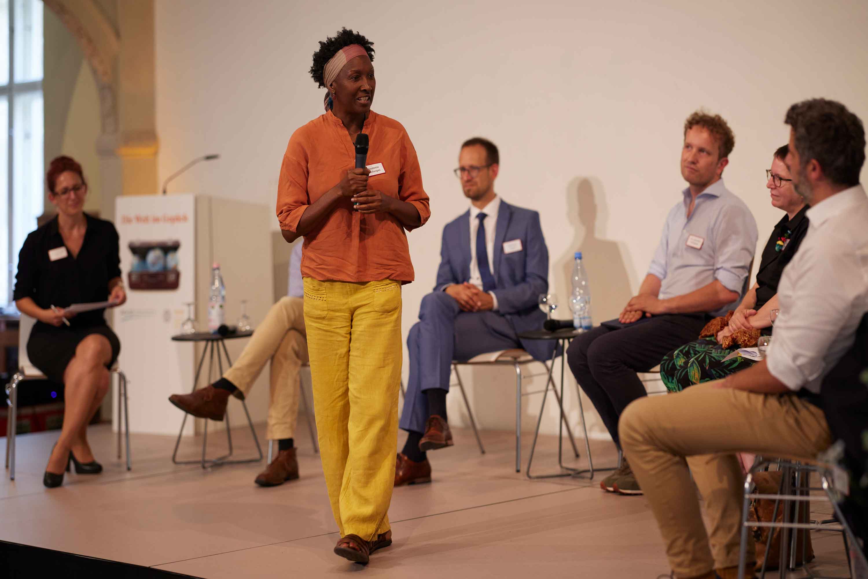 AGIAMONDO-Fachkraft Claudette Coulanges spricht bei der Podiumsdiskussion zum Thema Klimawandel