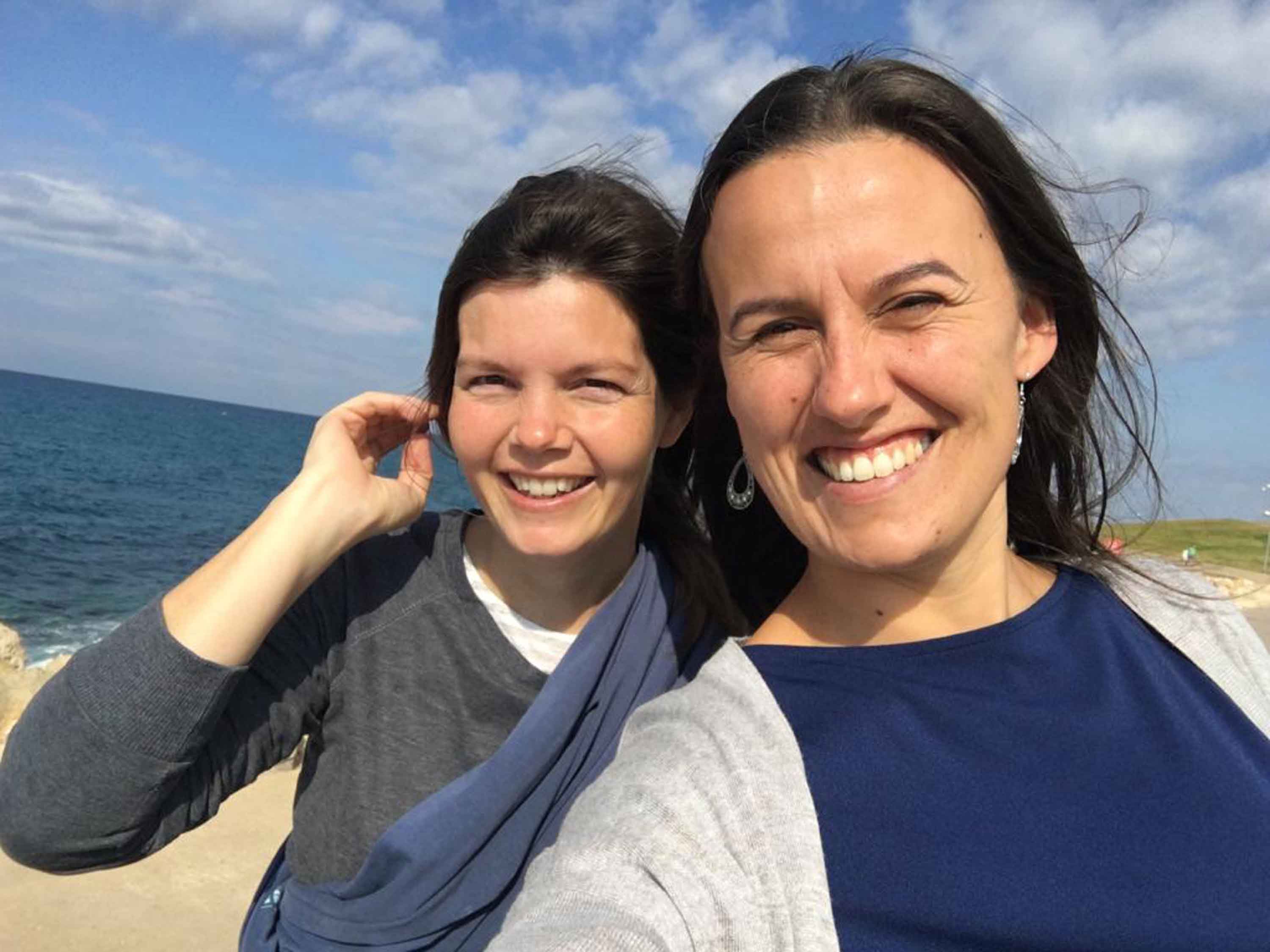 Katrin Tal (links) und Johanna Binder arbeiten als AGIAMONDO-Fachkräfte bei israelischen Partnerorganisationen mit. 