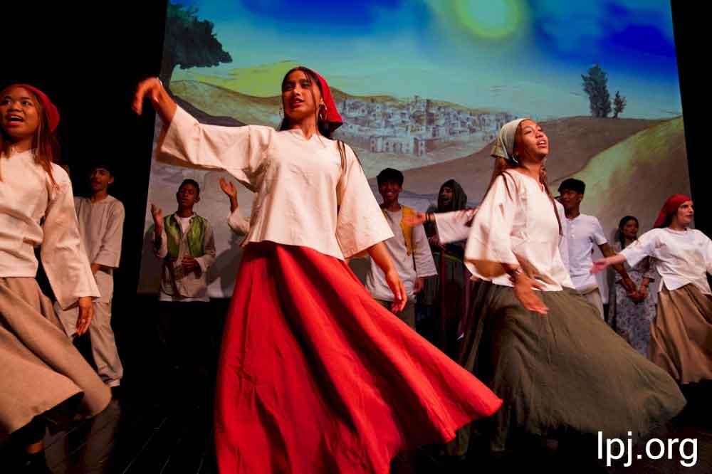 Die Jugendlichen bei der Aufführung im "Train Theater" am 30.6.2022