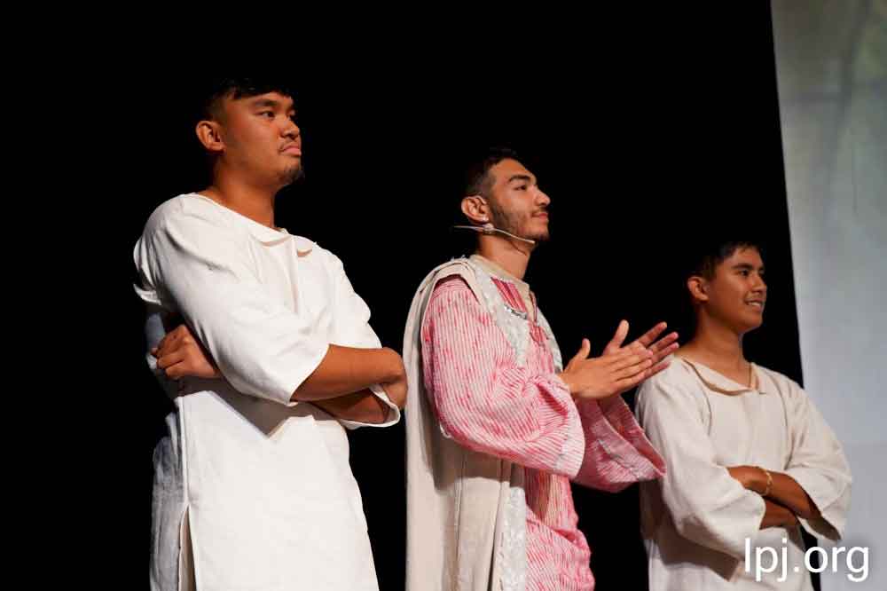 Die Jugendgruppe des St. James-Vikariats setzt sich aus Jugendlichen zusammen, deren Eltern als Care-Arbeiter nach Israel eingewandert sind. 