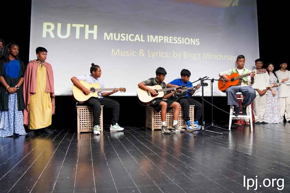 Mit Auszügen aus dem Musical "Ruth" und Geschichten aus ihrem eigenen Leben warben die Jugendlichen um Aufmerksamkeit für ihre Situation. 