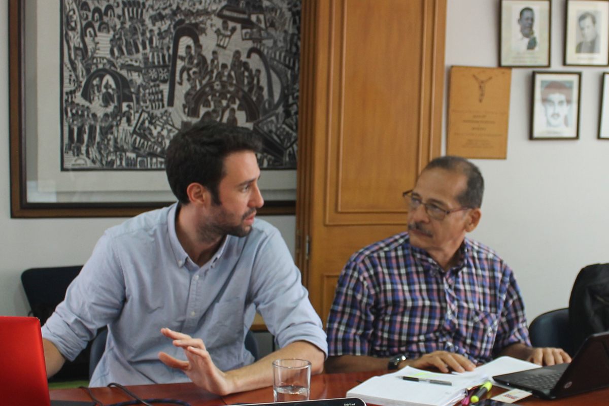Nicola Dongiovanni und Luis Montero Escobar tauschten sich beim Koordinationstreffen des Nationalen Netzwerks für Demokratie und Frieden (Red Nacional en Democracia y Paz) in Bogotá 2018 aus. 