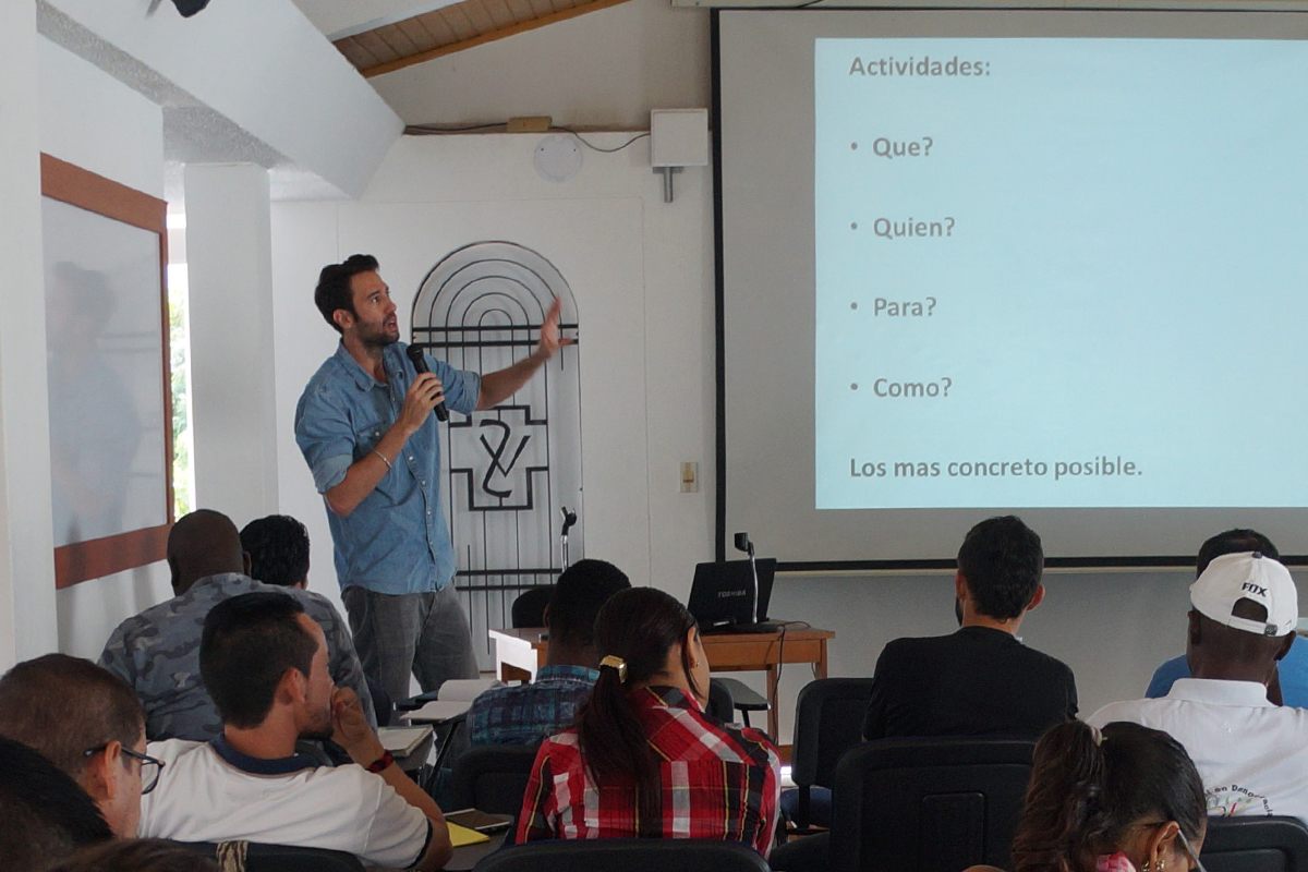 Workshop des nationalen Netzwerks RNDP im Vorfeld der Wahlen 2018 mit Nicola Dongiovanni als Moderator. Die Teilnehmer*innen sollten sensibilisiert und gestärkt werden, um für demokratische Werte sowie gegen Wahlbetrug und Stimmenkauf eintreten zu können.