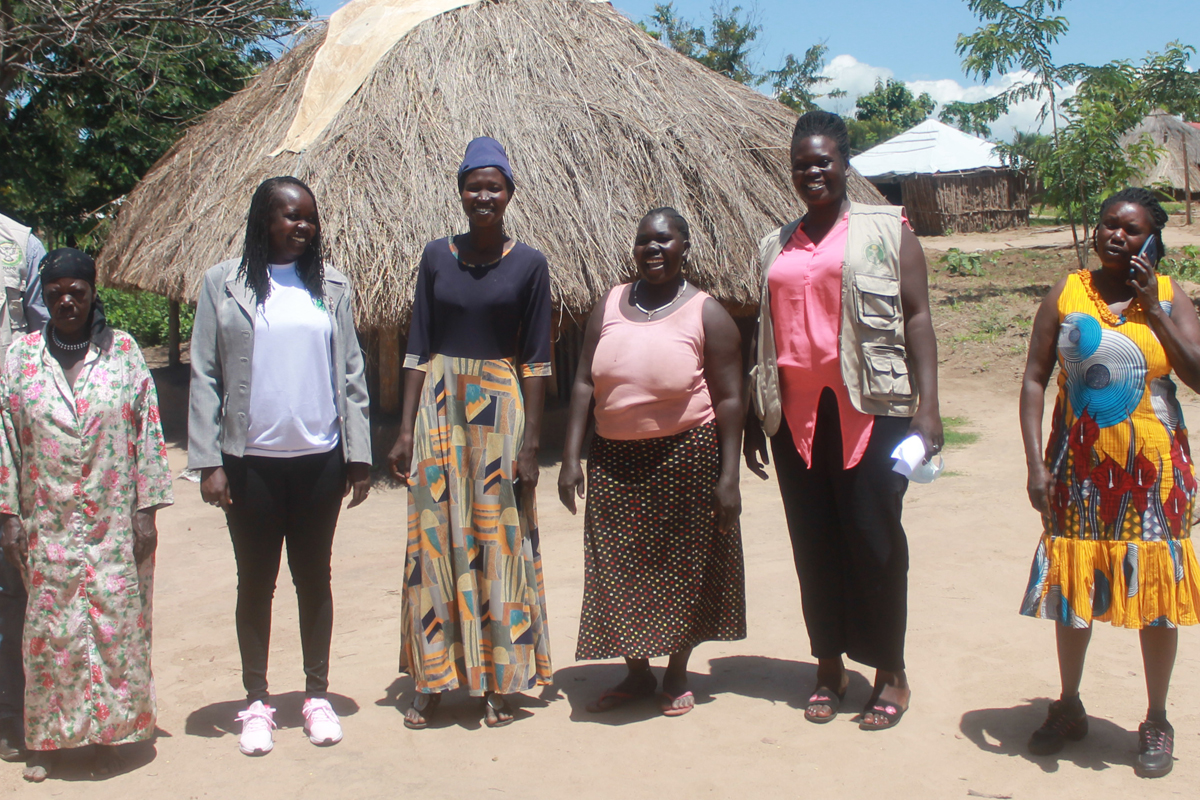 EDP Gastgeberin Botula Abdala, Irene Dawa, Elizabeth Abany, die Chairlady des Refugee Welfare Council, Nachbarin Mary, Teopista Onzia und Christine Oleru von CEPAD-WN (von links) im Rhino Camp. Irene Dawa und Teopista Onzia gründeten CEPAD-WN.