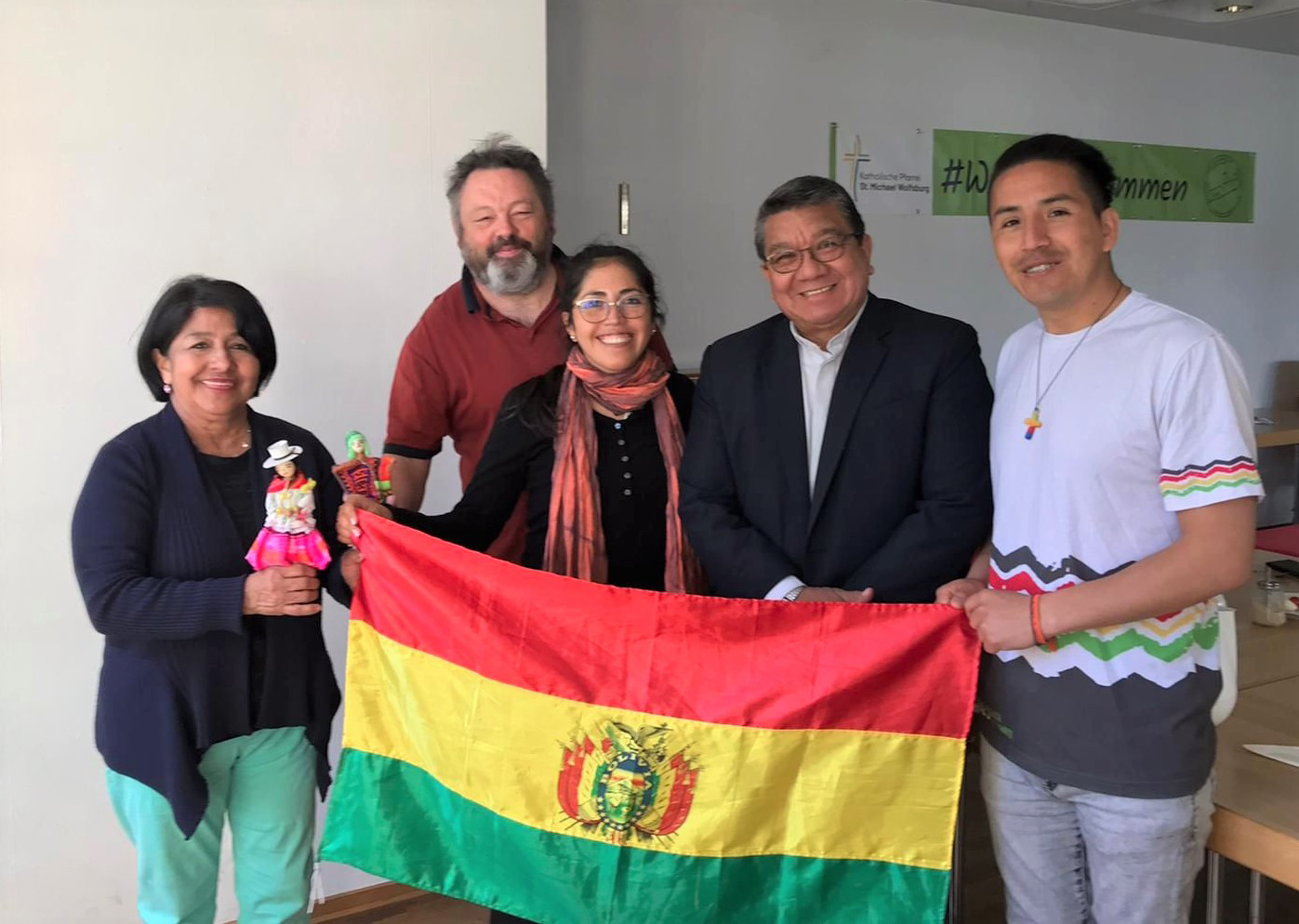 Treffen von Vertreter*innen der deutsch-bolivianischen Partnerschaften in Wolfsburg: Margartina Farfan, Norbert Batzdorfer, Noelia Crespo, Bischof Aurelio Pesoa und Roger Rocha Torrico (v. lks.)