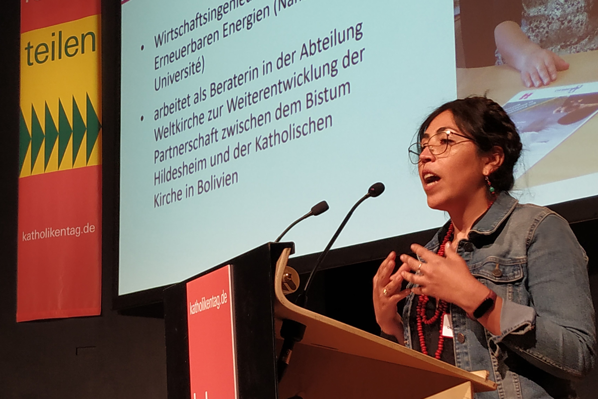 Podiumsveranstaltung "Menschenwürde oder Würde der Natur – Perspektiven für eine umfassende Verantwortung", Noelia Crespo spricht über die Auswirkungen menschlichen Handelns auf die Umwelt.