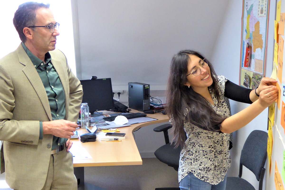 Dietmar Müßig, Leiter des Referats Weltkirche des Bistums Hildesheim, und Noelia Crespo im Büro des Bistums im Mai 2020