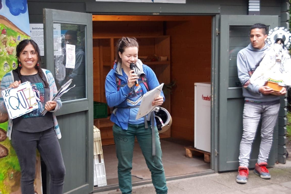  Den Zusammenhang von Lebensmittelverschwendung in Deutschland und der Ernährungssouveränität in Bolivien thematisieren Noelia Crespo, Theresa Berghof, Initiative Foodsharing, und Roger Rocha Torrico (v. lks).  