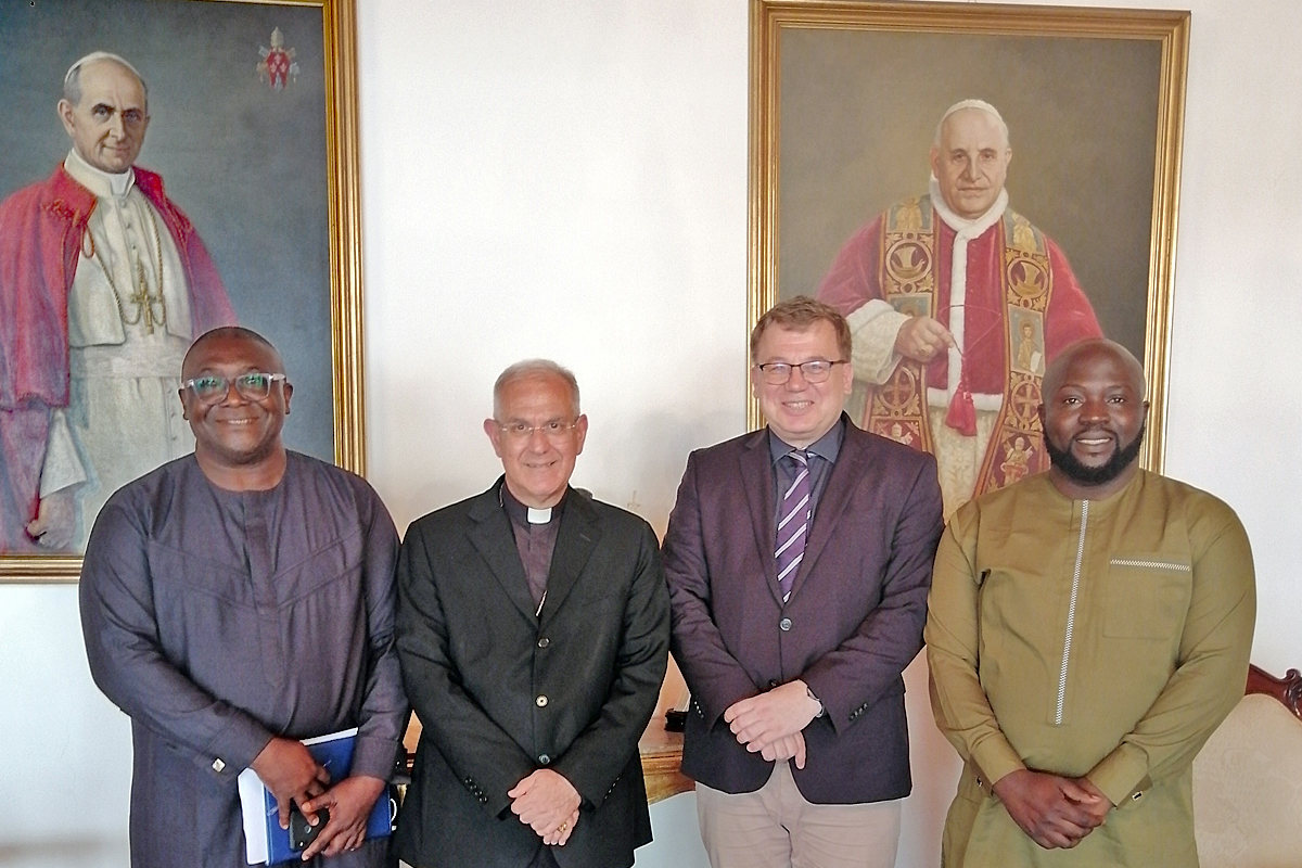 Der Erzbischof und Apostolische Nuntius in Kamerun, Julio Murrat (zweiter v. Links), empfängt die Justice and Peace Kommissionen aus Kamerun und Deutschland.