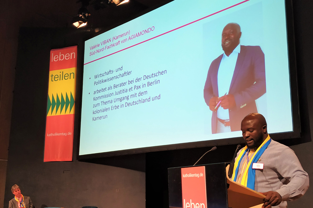 Valérie Viban, der sich mit der Aufarbeitung des kolonialen Erbes in Deutschland befasst, hält auf dem Katholikentag einen Impulsvortrag darüber, wie menschenwürdiges Leben global gestaltet werden kann. 