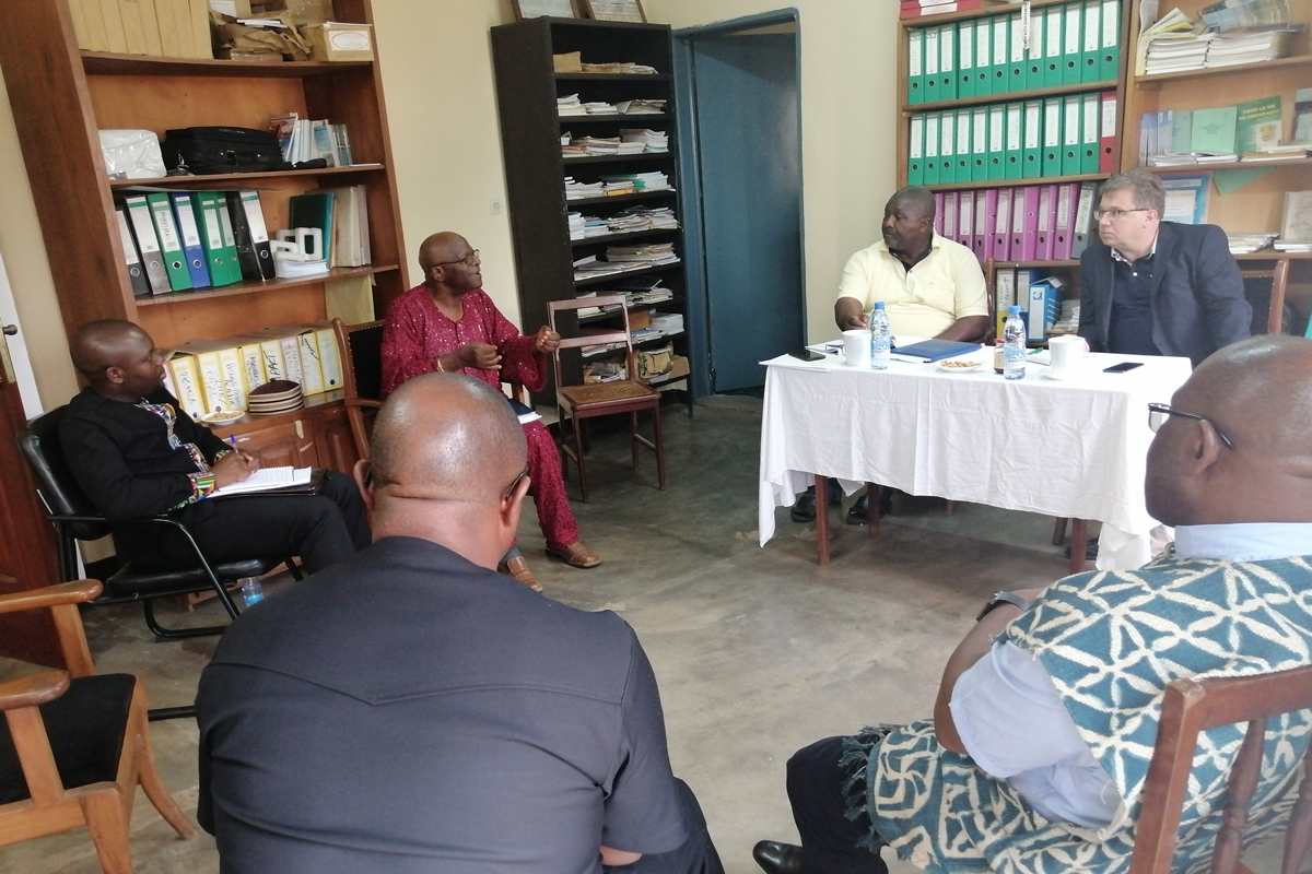 Valérie Viban und Jörg Lüer während einer Arbeitssession mit der kamerunischen Arbeitsgruppe zu Kolonialem Erbe.