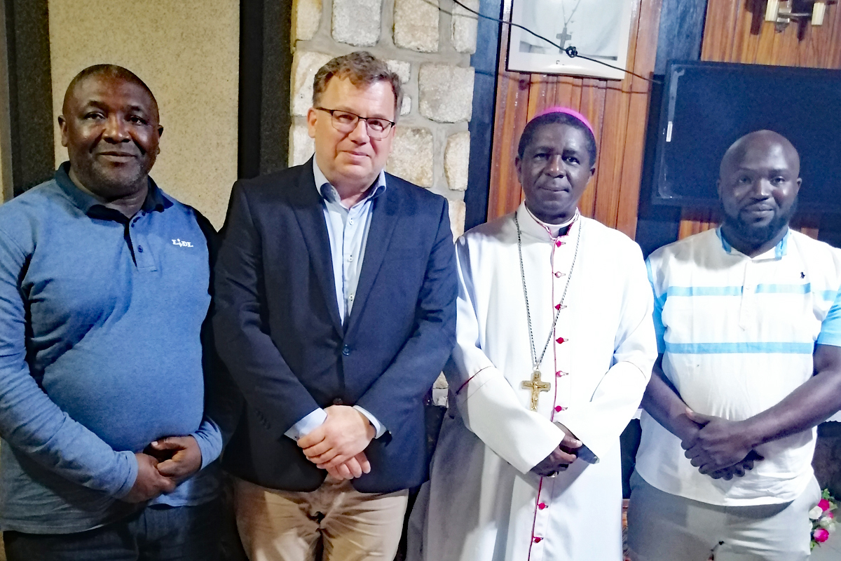 Valérie Viban und Jörg Lüer von Justitia et Pax (2. v. lks.) besuchen Erzbischof Andrew Nkea, Präsident der Justice and Peace Kommission von Kamerun.