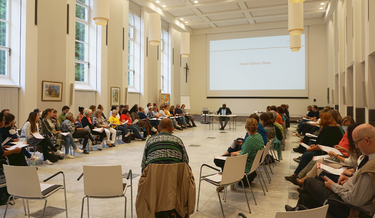 Rund 60 Mitarbeiter*innen von AGIAMONDO trafen sich im Kardinal-Schulte-Haus in Bensberg bei Köln.