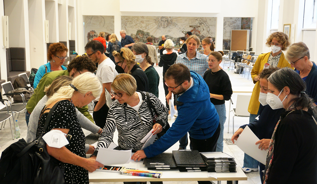 Material für die Kreativarbeit abholen:Die Mitarbeiter*innen versuchten, einen kreativen Ausdruck für das zu finden, was sie an den Themen bewegt hat.