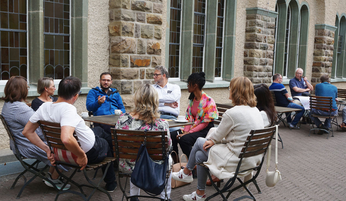 Gruppenarbeit draußen vor dem Kardinal-Schulte-Haus