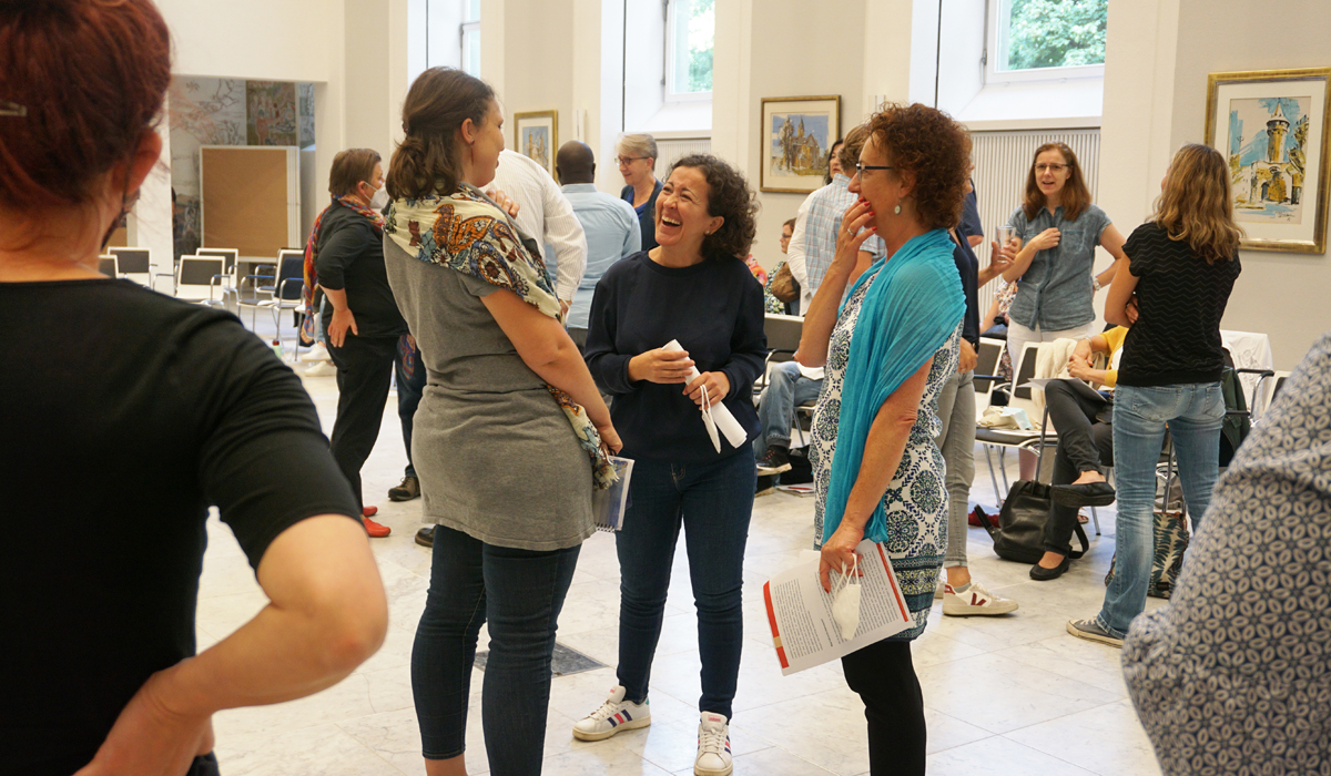 Entspannungspause nach den Rollenspielen, die ein zentrales Element bei der Mitarbeiter*innen-Fortbildung waren.