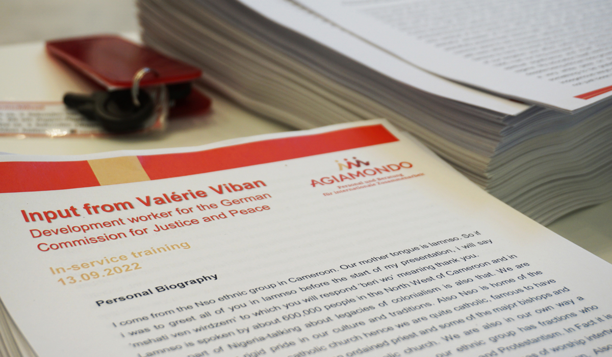 Das Handout von Süd-Nord-Fachkraft Valérie Viban zu seinem Vortrag über koloniale Strukturen. Er vermisst in der Auseinandersetzung mit dem Thema die Stimmen und Perspektiven von Afrikaner*innen.