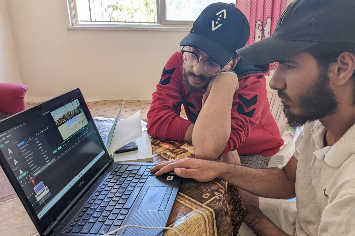 Mohammed Jarrar and Abdullah Al_Abdullah schneiden ihr eigenes Filmmaterial zum Thema "Gewalt gegen Frauen" im Participatory-Video-Workshop (von links).