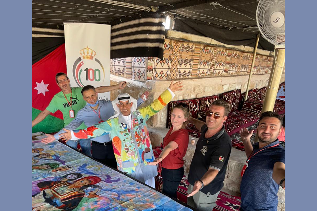 Das URI-MENA-Team aus Amman und URI-MENA-Kooperationskreise aus Saudi-Arabien und dem Irak während eines Art-Workshops in Ma´an, bei dem auch eine Erasmus-Gruppe mit dabei war.