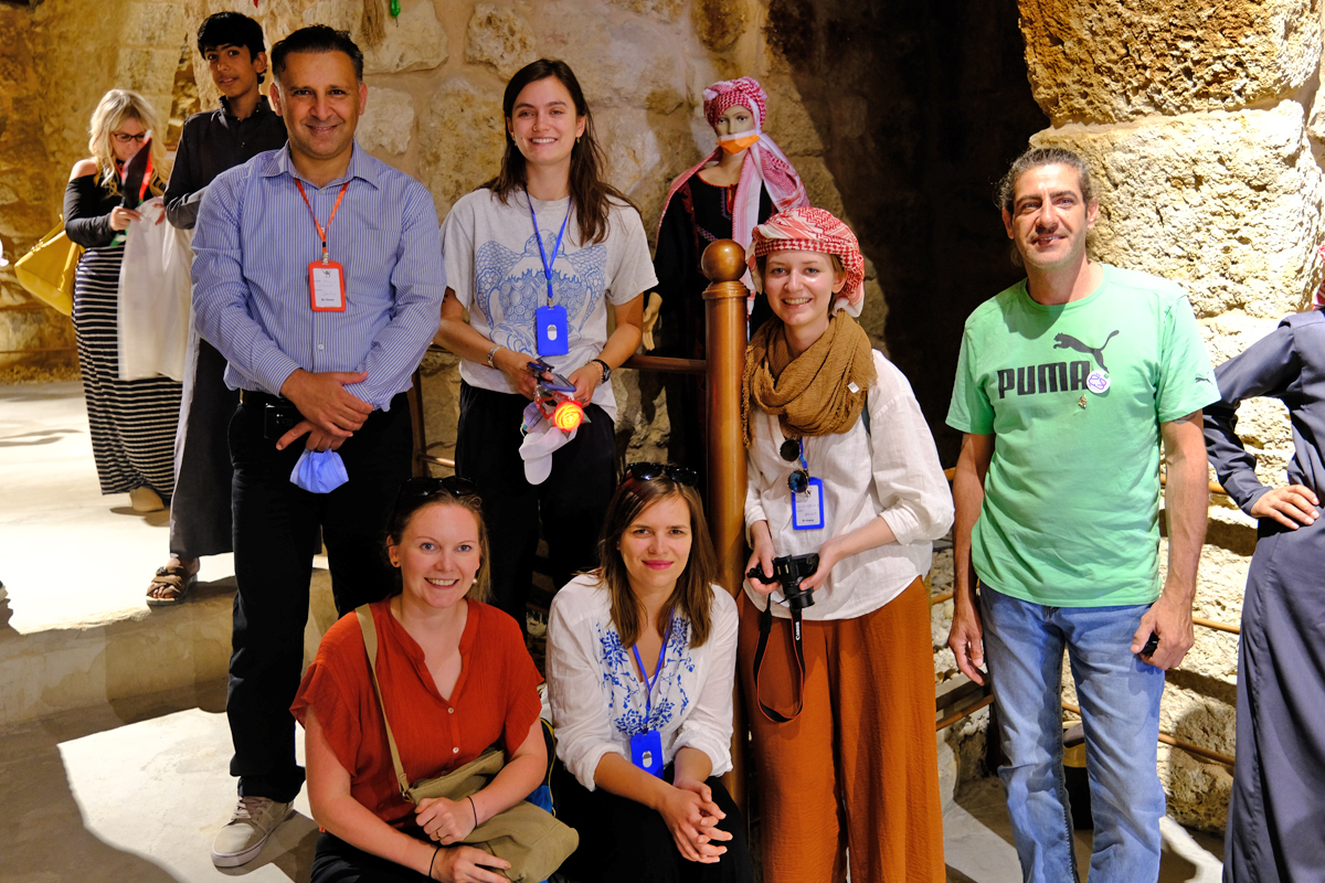 Team URI MENA mit Praktikant*innen und Laura Schwiertz (vorne links) bei einem Research Trip in Ma'an.
