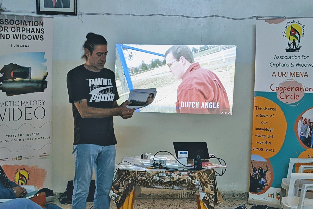 Imad Nababteh vom Kooperationskreis Desert Bloom moderiert einen partizipativen Video-Workshop.