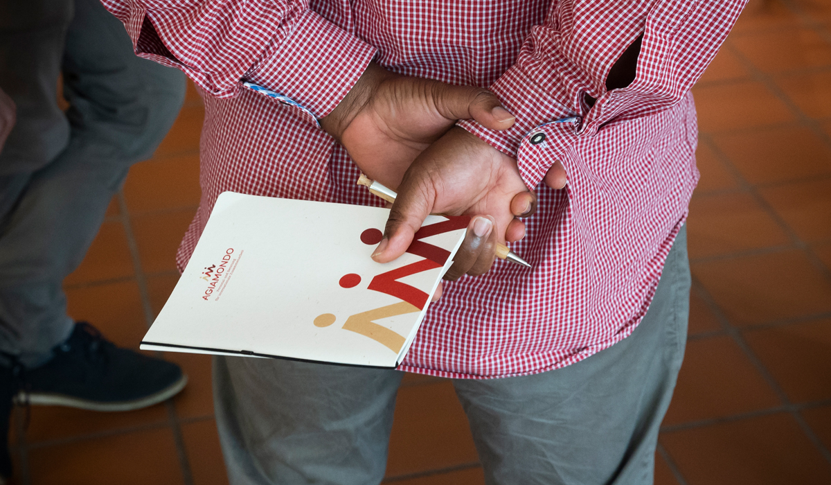 AGIAMONDO-Schreibblock und Stift, bereitgehalten für kommende Gedanken.