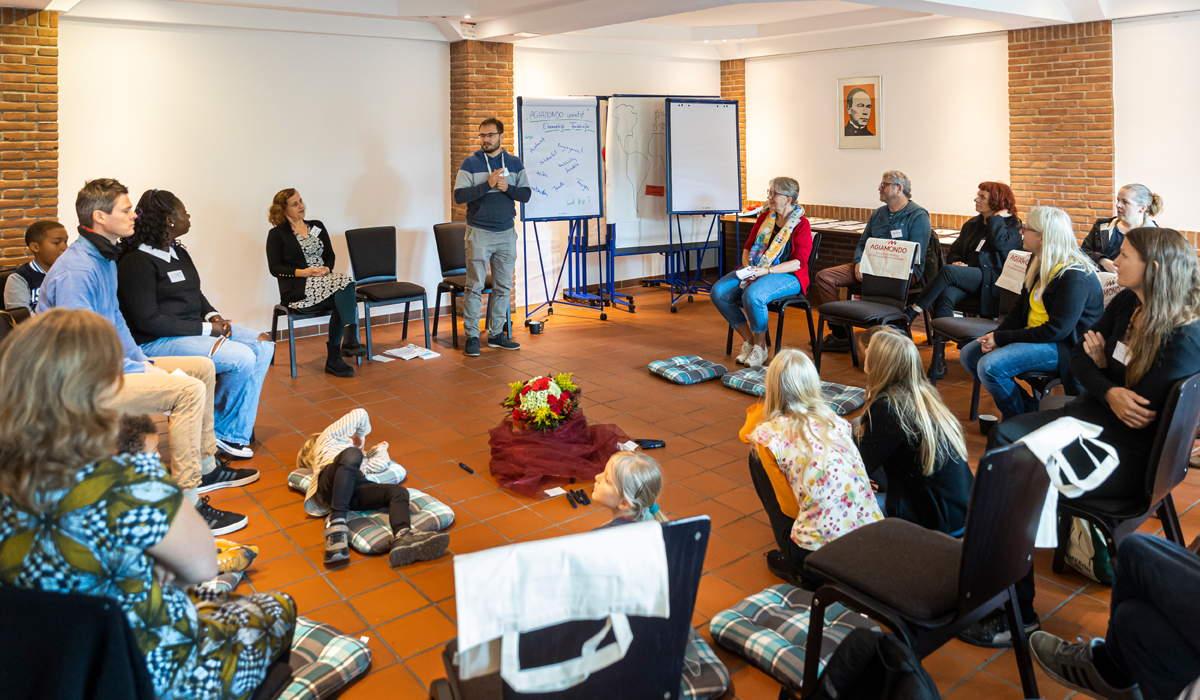 Blick in den großen Saal: Wegen des kühlen und regnerischen Wetters musste das meiste drinnen stattfinden.