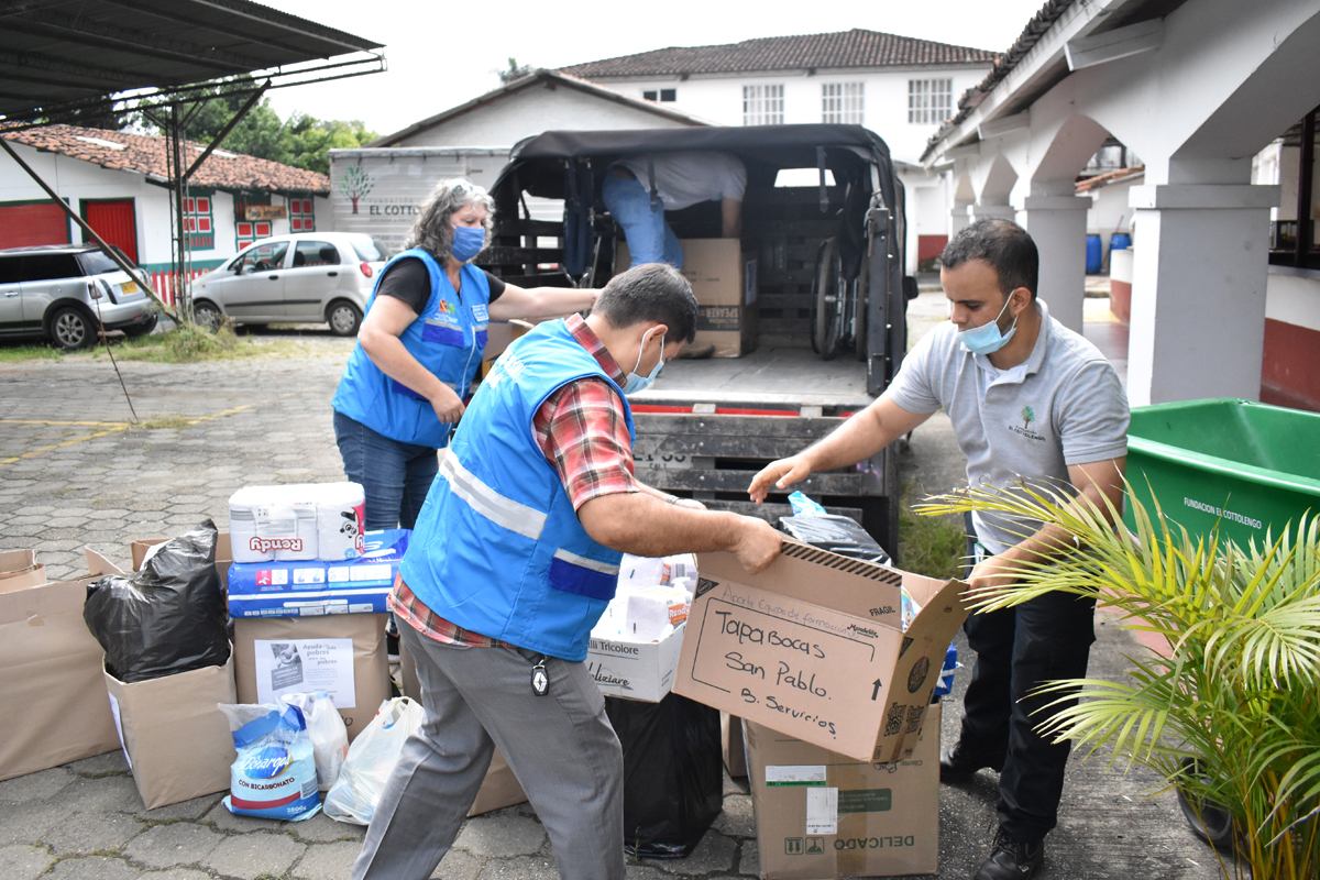 Claudia Witgens und Mardoqueo Quvedo López von der Land- und Präventionsdiakonie übergeben Hygieneartikel an einen Mitarbeiter des Altenheims Cottolengo im Kreis Jamundi (von links).