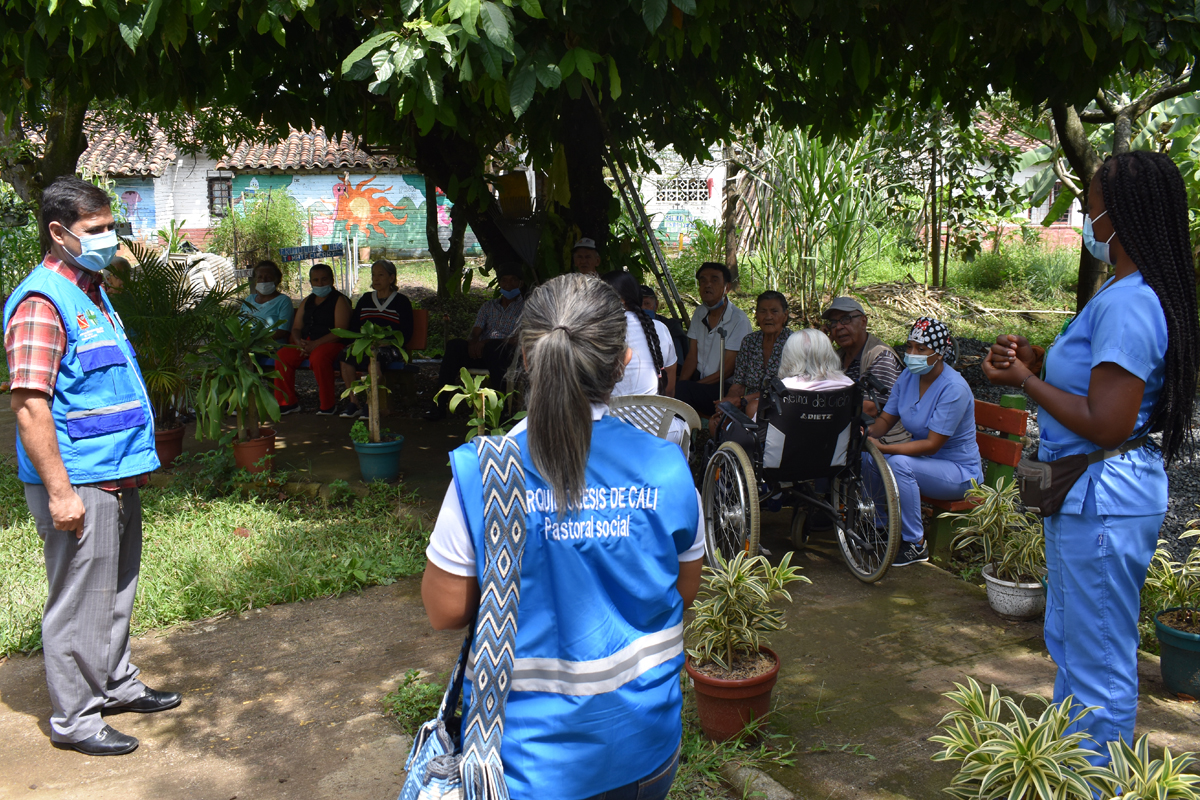 Mardoqueo Quevedo López und Francia García während eines Besuches des Altenheimes Cottolengo in Jamundi. Mit dabei ist die Beschäftigungstherapeutin Jessica Paz (von links).