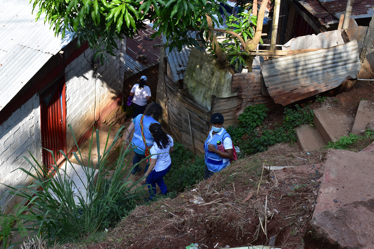 Der Klimawandel führt zu schweren Regenfällen, die Erdrutsche und Überschwemmungen verursachen.  Auch die Gemeinde Siloé, die das Team der Sozialpastoral besucht, ist davon betroffen.