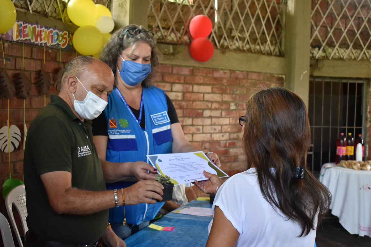 In der Pfarrei Santos Esposos de Belén überreichen Claudia Witgens und ein Vertreter der staatlichen Umweltbehörde Bescheinigungen an die Teilnehmer*innen der Fortbildung zur Pflege von Gemeinschaftsgärten.