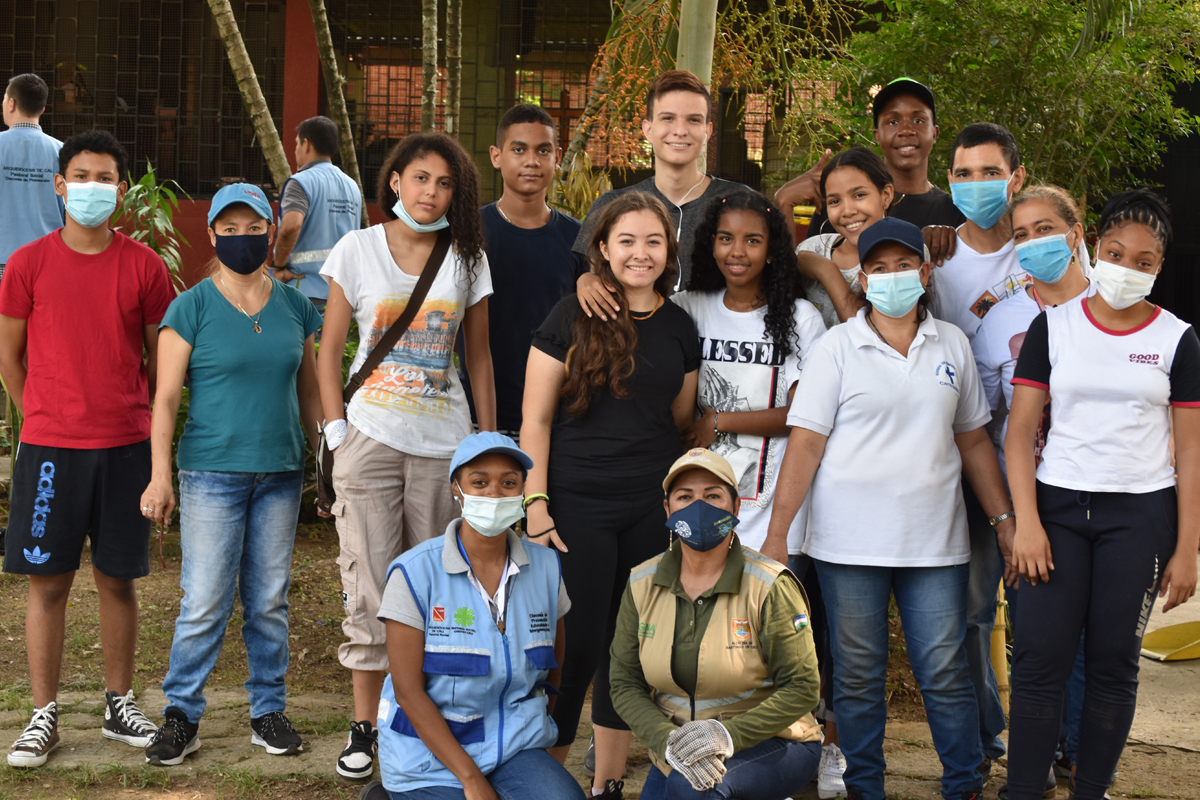 Jugendliche der Pfarrei San Ambrosio de Milán beteiligten sich an der Verschönerung des Parks. Mayra Ibarbo/Land- und Präventionsdiakonie und eine Vertreterin der staatlichen Umweltbehörde (erste Reihe, von links) begleiteten sie dabei.