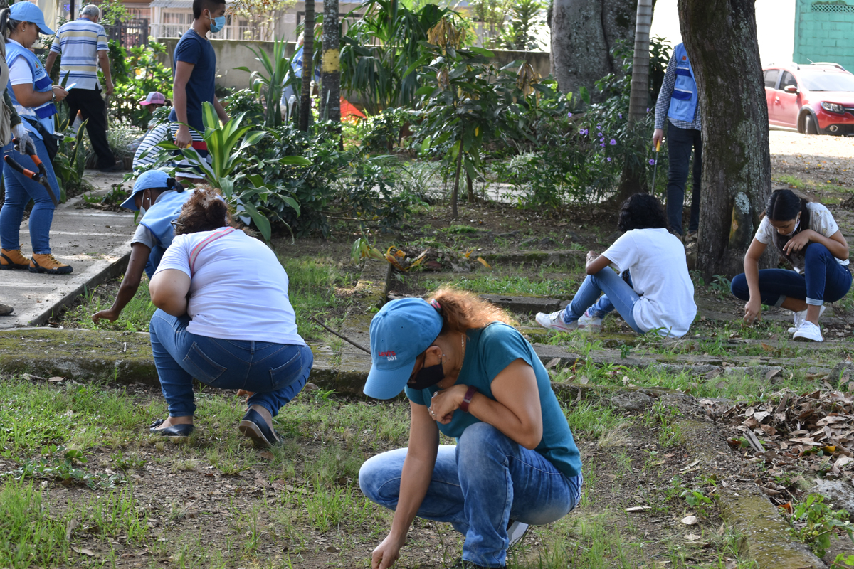 Mitglieder der Pfarrei San Ambrosio de Milán und Anwohner des Stadtviertels Vallado in Santiago de Cai befreien einen Park von Müll und Unkraut und setzen neue Pflanzen.