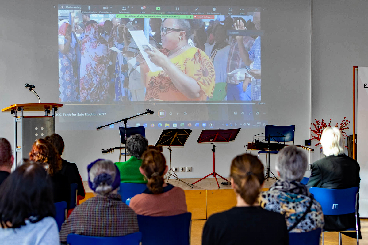 Per Beamer bei der Verleihung des Preises dabei: Die "Faith for Safe Elections Initiative" des Coast Interfaith Council of Clerics Trust (CICC) ist die Gewinnerin des AGIAMONDO-Engagementpreises 2022.