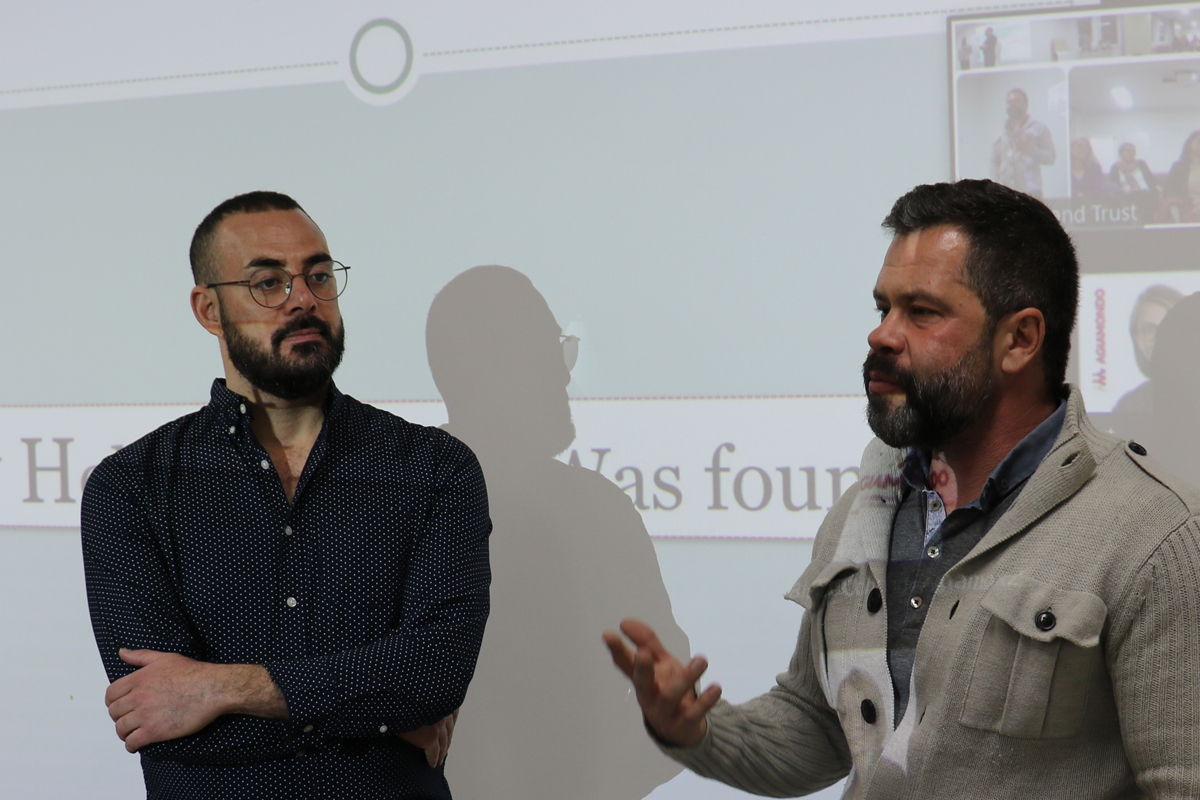 Elias D’eis, Executive Director des "Holy Land Trust" (HLT) in Betlehem und ZFD-Fachkraft Thomas Trischler (von links) informieren bei der AGIAMONDO-Veranstaltung über ihre Arbeit und die Situation in den palästinensischen Autonomiegebieten.