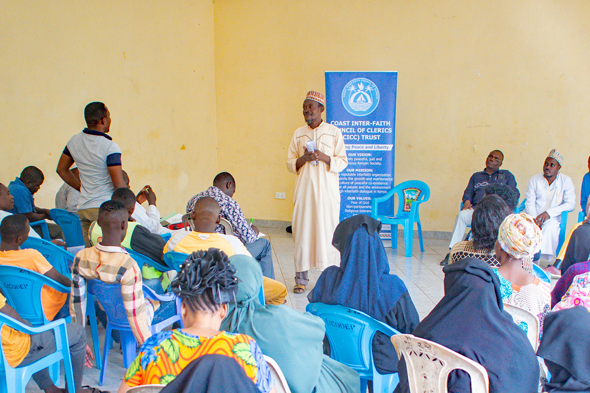 In einem Dialogforum für junge Frauen und Mädchen hören sich Sheikh Mwinyi Ali (vorn) und weitere Geistliche die Beschwerden der Jugendlichen, die Motorradtaxi fahren, an.