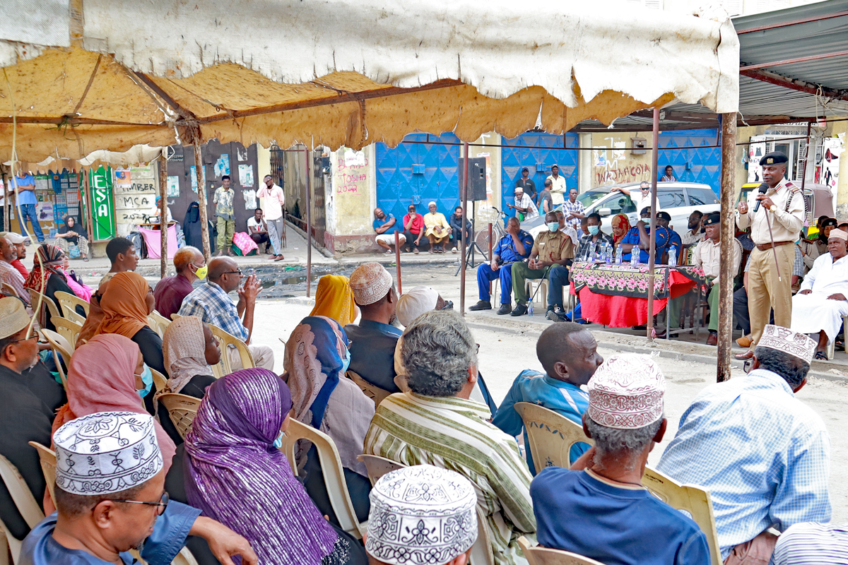 Eine Gemeindeversammlung, die religiöse Führer*innen der CICC organisierten, um die Bevölkerung für die Bedeutung des Friedens rund um die Wahlen zu sensibilisieren.